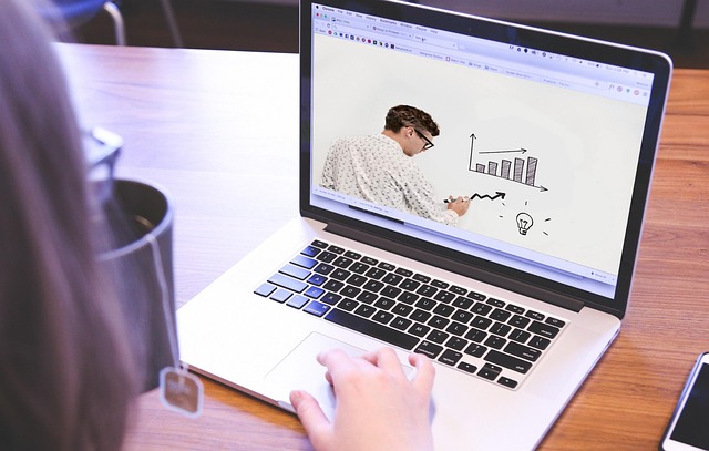 carrello acquisto corso online con riepilogo e pagamento sicuro